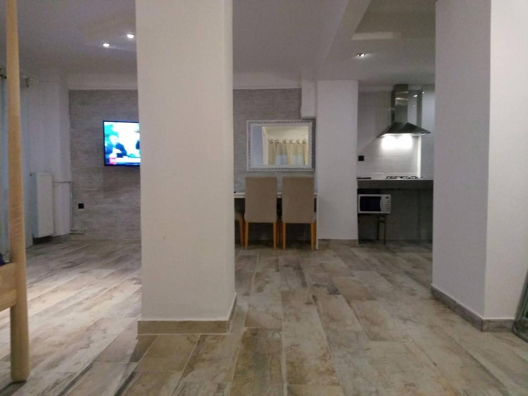 Downtown Apartment With Private Yard Yr1 *